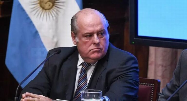 Juez federal Gustavo Fresneda durante una jornada en la Facultad de Derecho