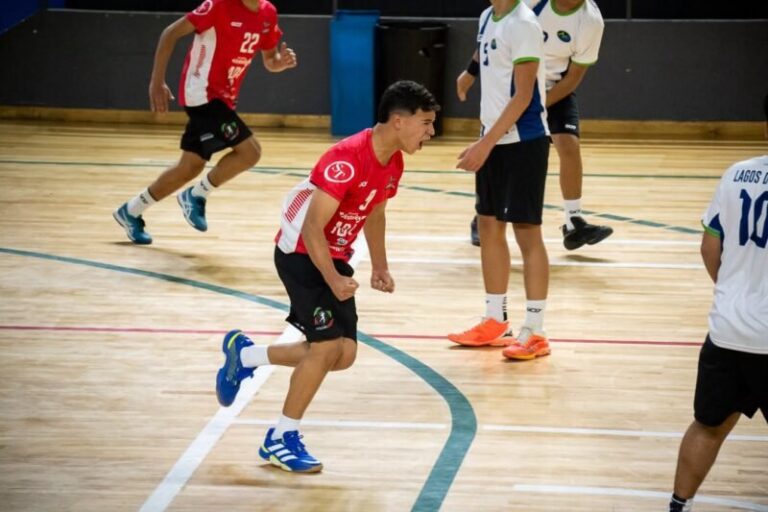 Jugadores del seleccionado de Corrientes de handball categoría Menores con el trofeo de la Copa Bronce del Argentino de Selecciones 2026