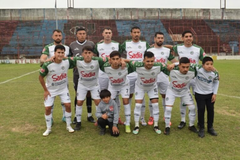 Jugadores de Huracán de Goya y Deportivo Mandiyú celebrando la clasificación en el Torneo Regional Federal Amateur