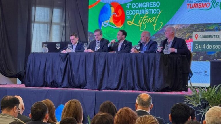 Salón Gran Paraná del Turismo Hotel Casino durante la inauguración del congreso ecoturístico