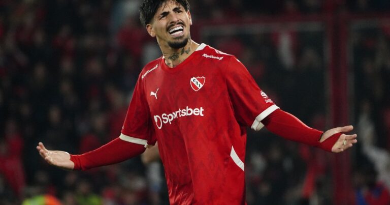 Jugadores de Independiente en el campo de juego