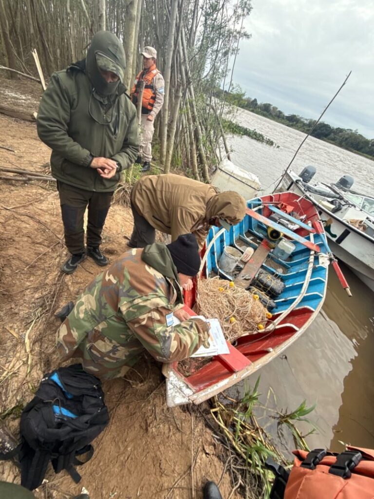 Controles de pesca en el río Paraná durante la veda extraordinaria