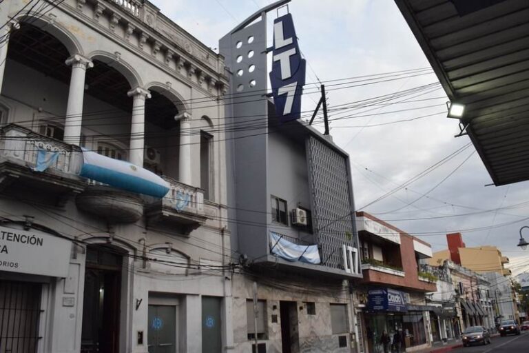 Frente del edificio de LT7 Radio Corrientes en calle La Rioja 743