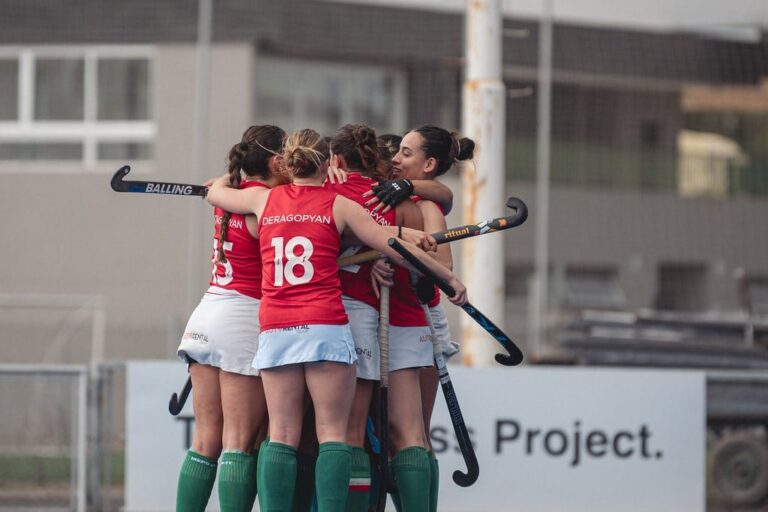 Jugadoras de hockey sobre césped durante un partido del Torneo Metropolitano