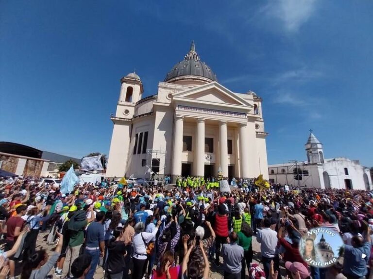 Multitud de peregrinos en la explanada de la Basílica de Nuestra Señora de Itatí durante la misa central