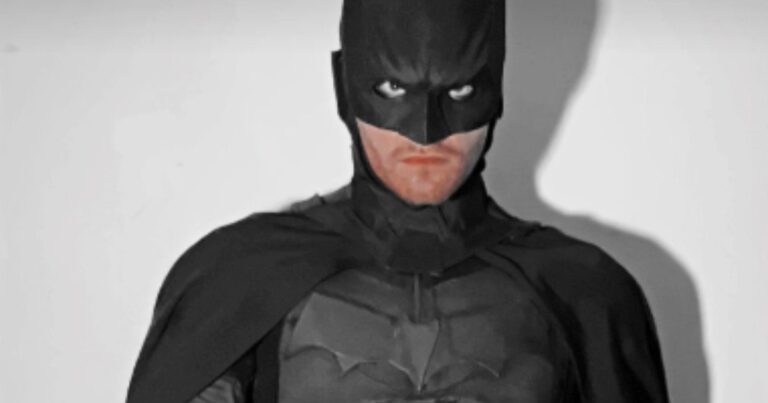 Joven disfrazado de Batman escalando un muro para recuperar un bolso robado en Norwich