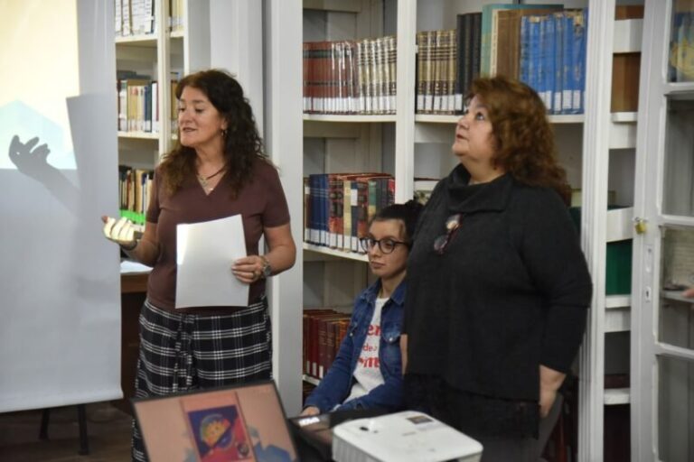 Jóvenes escritores durante la presentación de las antologías en el ciclo Escritores Correntinos