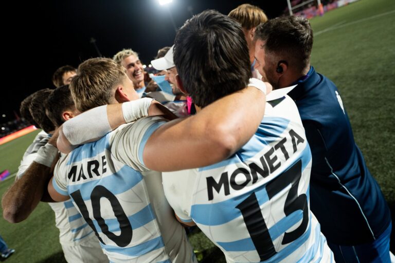 Jugadores de los Pumas 7s y Yaguaretés celebrando con medallas doradas en los Juegos Suramericanos