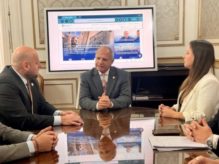 Autoridades del Superior Tribunal de Justicia y del Ministerio de Hacienda de Corrientes durante la firma del convenio de digitalización catastral.