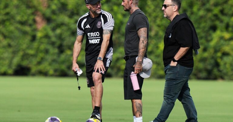 Cristian Kily González durante su primer entrenamiento como director técnico de Inter Miami, junto a David Beckham y Lionel Messi