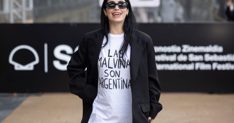 Lali Espósito con una remera blanca que dice 