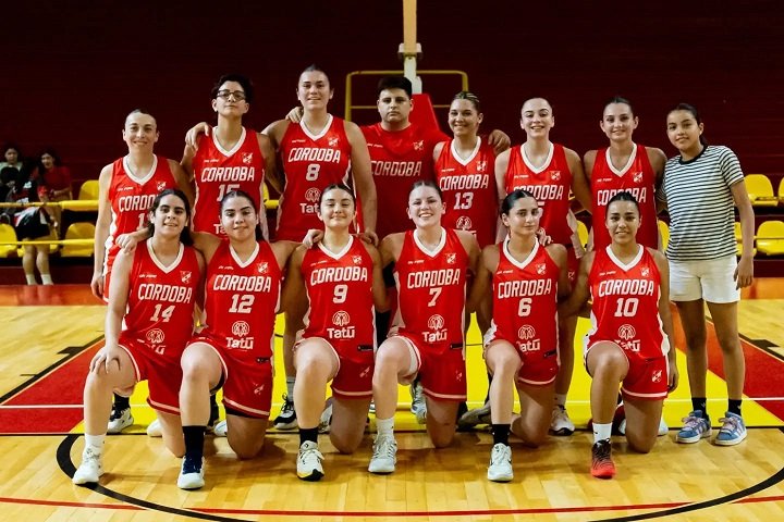 Jugadoras del Club Córdoba celebrando el título del Torneo Apertura Asociativo de Primera División Femenina en Resistencia