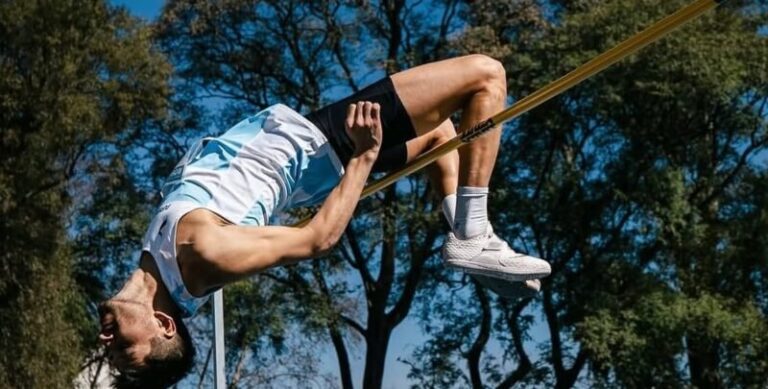 Carlos Layoy durante la final de salto en alto en los Juegos Suramericanos Santa Fe 2026