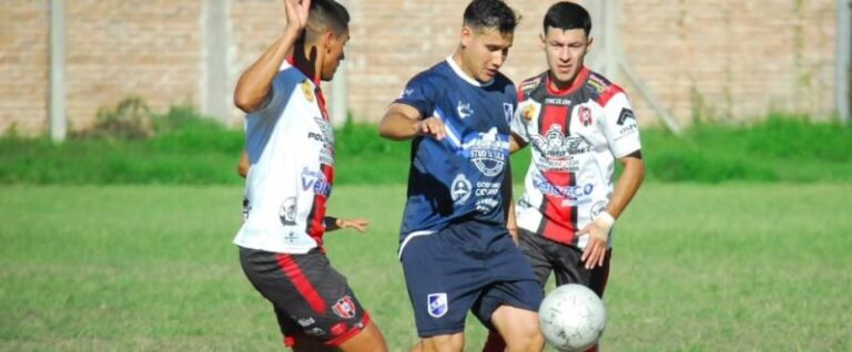 Partido de fútbol entre Lipton y Sacachispas en el estadio de Rivadavia