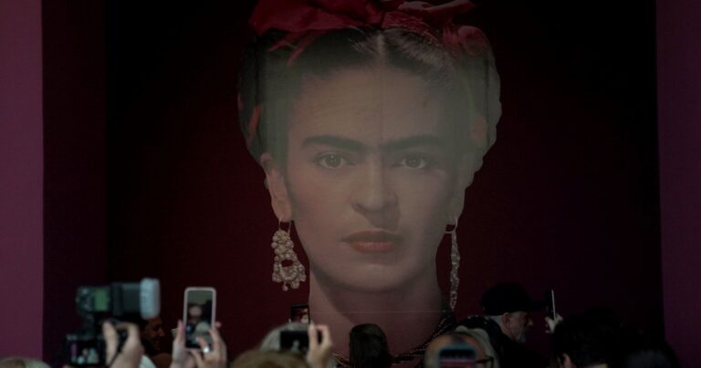 Visitantes observan objetos de la exposición Viva Frida en el Malba