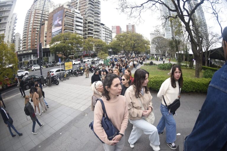 Visitantes con flores en la cabeza esperan para ingresar a la muestra Viva Frida en el Malba