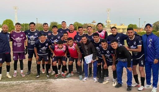 Jugadores de fútbol en partido de la Liga Correntina