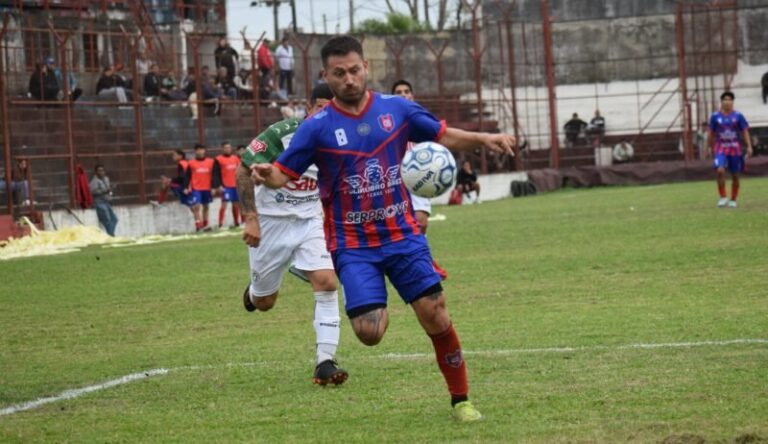 Partido de fútbol entre Mandiyú y Unión de Bella Vista en el estadio de Huracán Corrientes