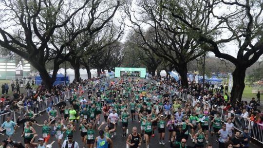 Corredores retirando su kit en la Expo-Running de la Maratón de Buenos Aires