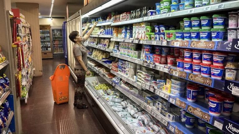 Góndolas de supermercado con productos y carteles de precios