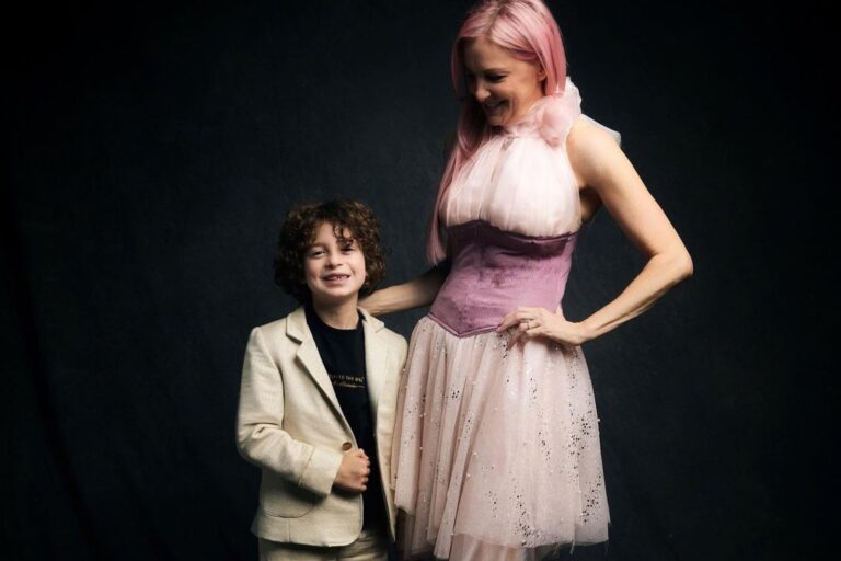 Max Alexander, diseñador de 10 años, junto a una de sus creaciones