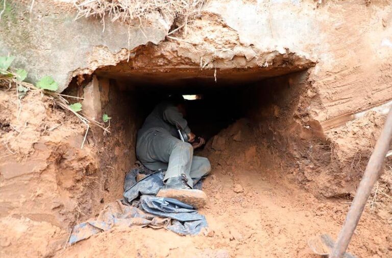 Retroexcavadora realizando tareas de zanjeo en zona rural de Isla Alta, Bella Vista