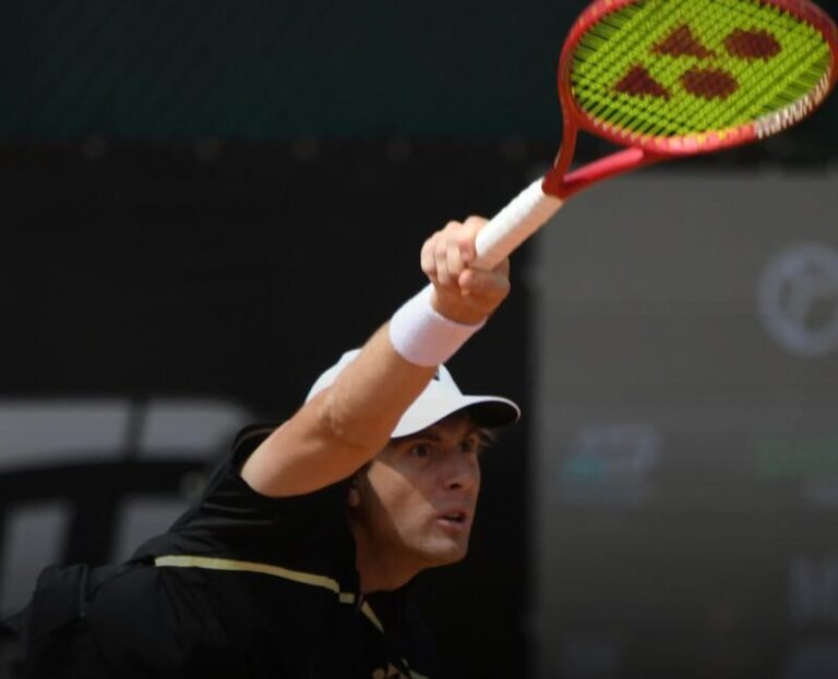 Lautaro Midón durante un partido de tenis