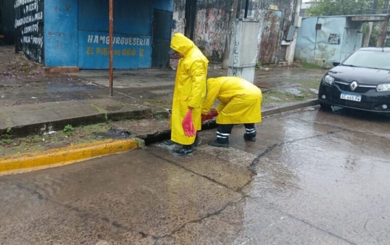 Cuadrillas municipales de Corrientes trabajando en la desobstrucción del drenaje pluvial tras las lluvias