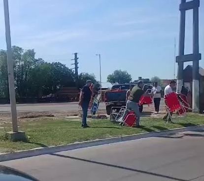 Operativo municipal en las colectoras de la Ruta Nacional N° 12 en Corrientes
