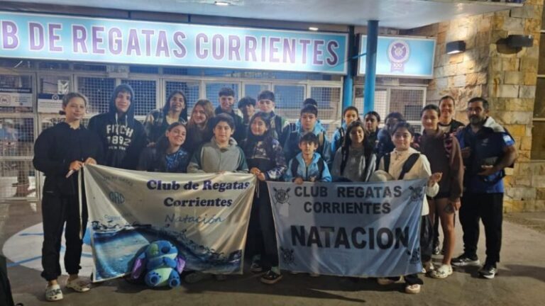 Nadadores del Club de Regatas Corrientes durante la Copa Tiburones en Asunción