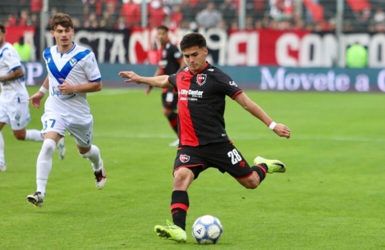 Jugadores de Newell's y Vélez disputando el balón en el estadio Marcelo Bielsa