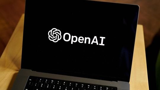 Logo de OpenAI en una pantalla