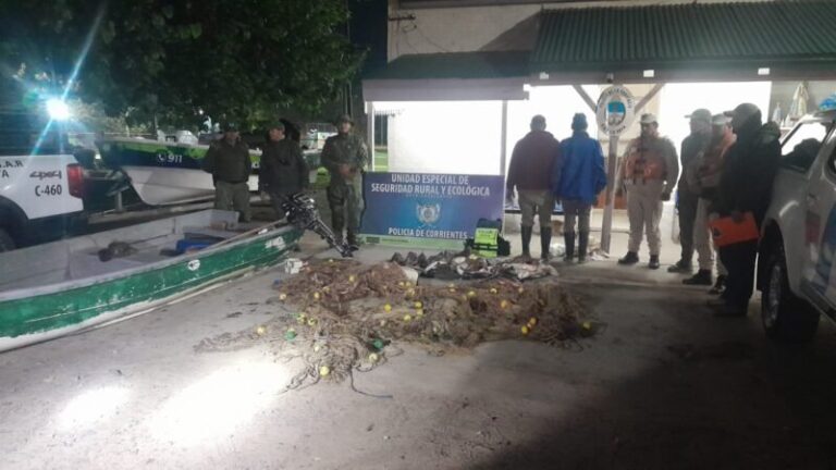 Operativo policial en el río Paraná con embarcación incautada