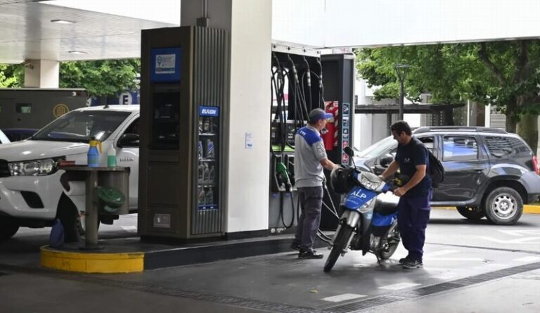 Surtidor de combustible en una estación de servicio de Corrientes