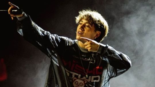Paulo Londra durante un concierto en vivo