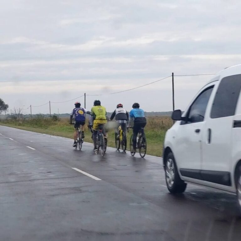 Jóvenes peregrinando bajo la lluvia hacia la Basílica de Itatí