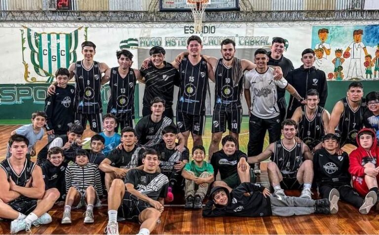 Partido de básquet entre Pingüinos y Sportivo Corrientes