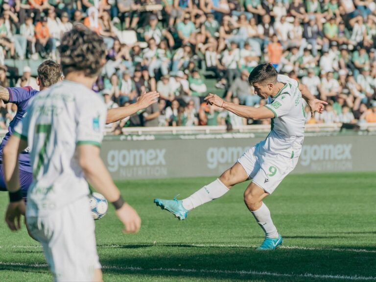 Bruno Sepúlveda con la camiseta de Banfield