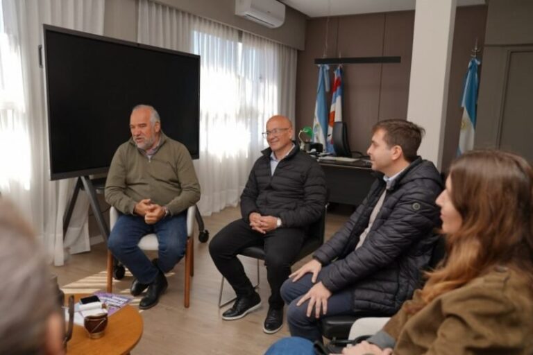 Intendente Claudio Polich durante la audiencia con representantes de la Unión de Colectividades