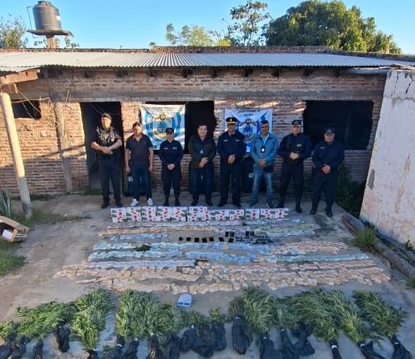Efectivos de la Policía de Corrientes durante un operativo contra el narcomenudeo