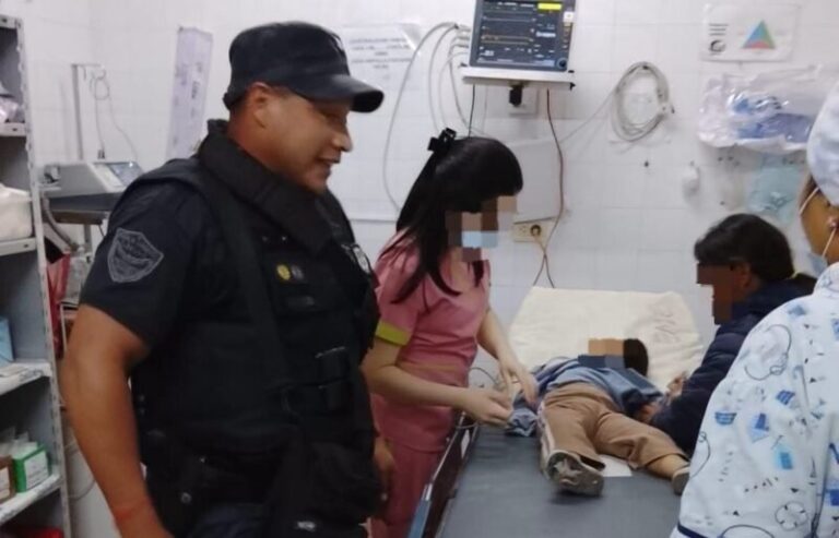Móvil policial del G.R.I.M. 4 en las calles de Corrientes