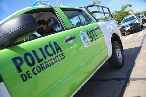 Móvil policial en la vía pública