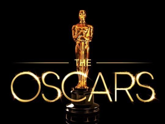 Estatuilla de los Premios Oscar sobre fondo neutro