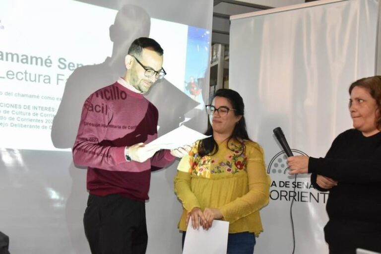 Presentación del audio-video-libro en lengua de señas del libro Chamamé sencillo en la Biblioteca de la Legislatura de Corrientes