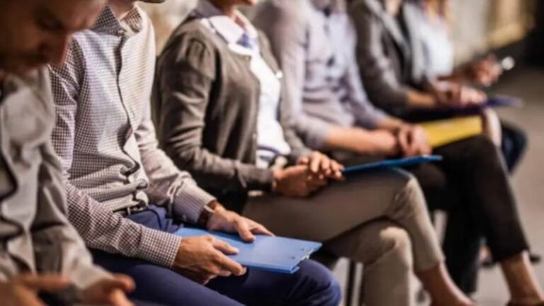 Personas en una oficina de empleo en Corrientes