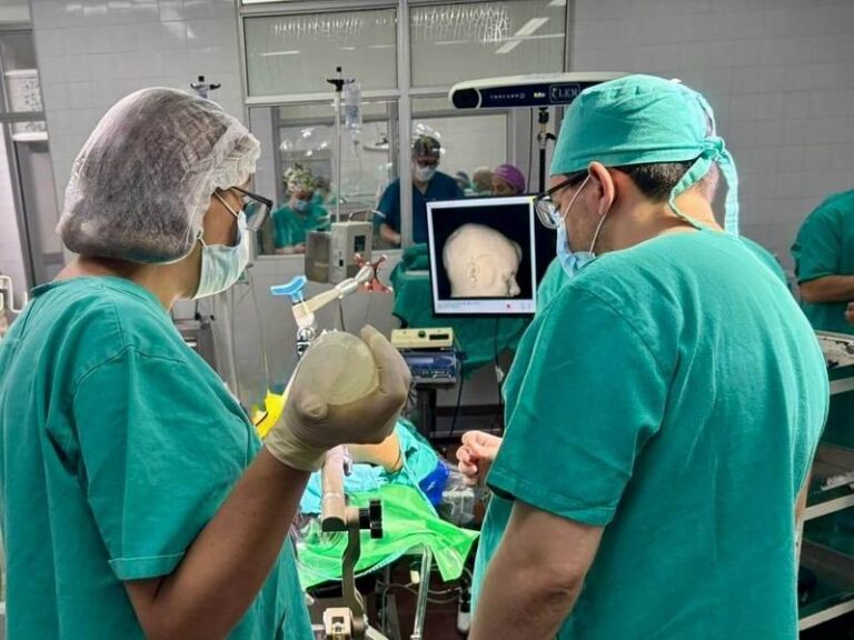 Equipo médico durante cirugía con neuronavegación pediátrica