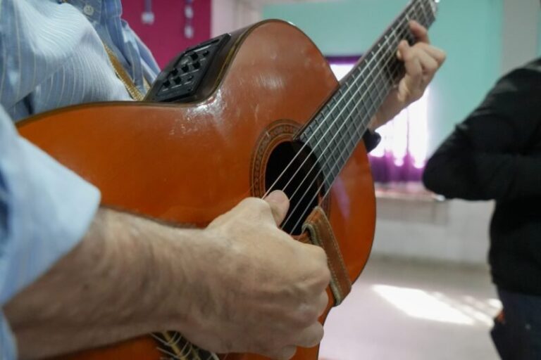 Niños y docentes participando de actividades de chamamé en un Centro de Desarrollo Infantil de Corrientes