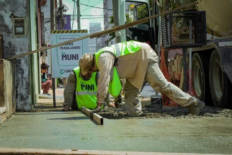 Vereda en reparación en la ciudad de Corrientes