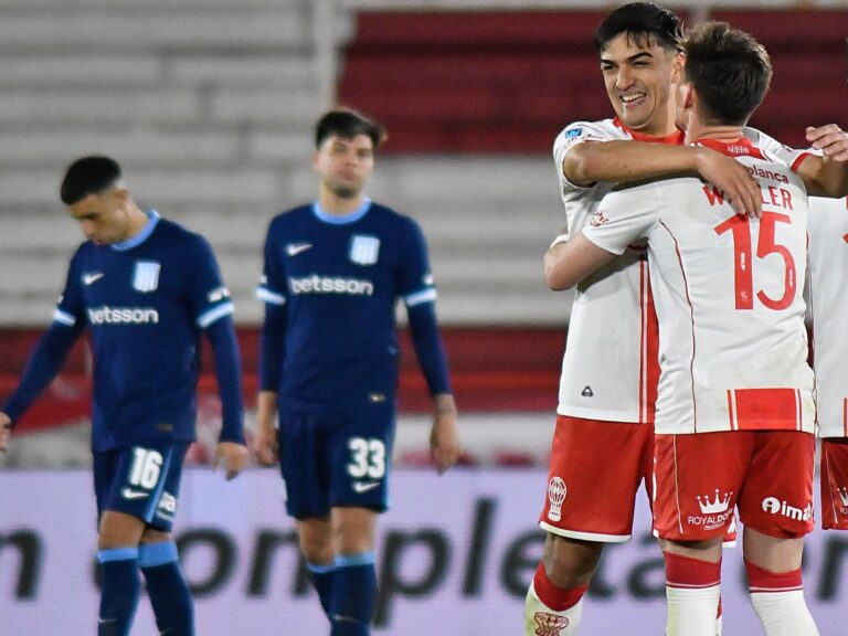 Jugadores de Racing y Huracán durante el partido en el estadio Tomás Adolfo Ducó