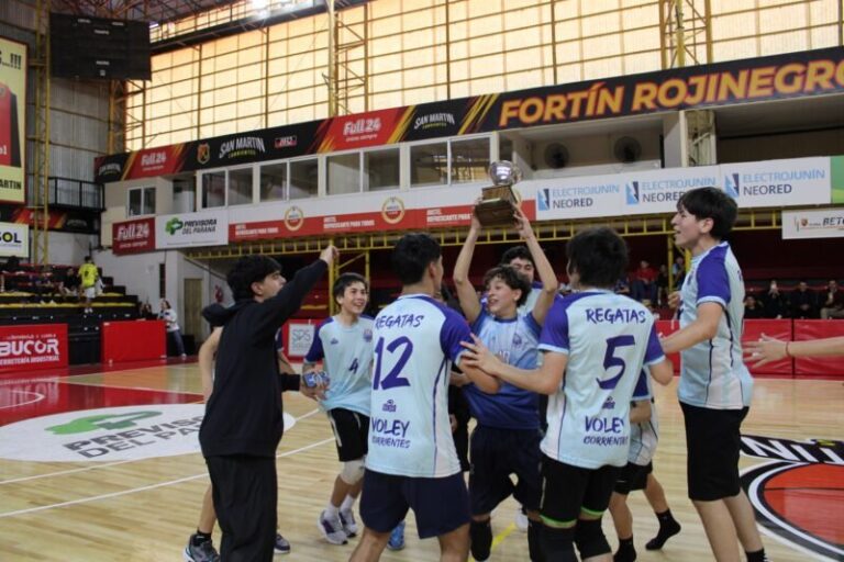 Equipo de vóley Sub 14 del Club de Regatas Corrientes celebrando el campeonato provincial